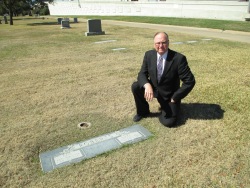 Gus and Emma Roberts' grave in Mount Olivet Cemetery, Fort Worth, Texas in 2014