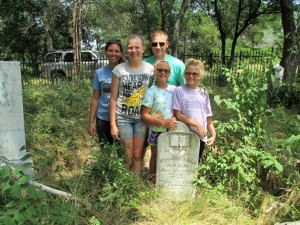 Caleb Roberts family at Jeremiah Horn grave in Collin County June 19, 2016 (2)